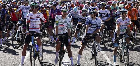 Primož Roglič Dominates the Hilly Giro d’Italia Finale with a Bold Attack!