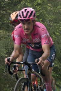 Richard Carapaz Triumphs in Giro d’Italia’s Mountain Challenge After Dramatic Crash