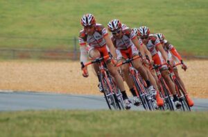 Breaking Barriers: Comparing Pro Women’s Team Bikes to Men’s – The Shift from Rim Brakes and 105