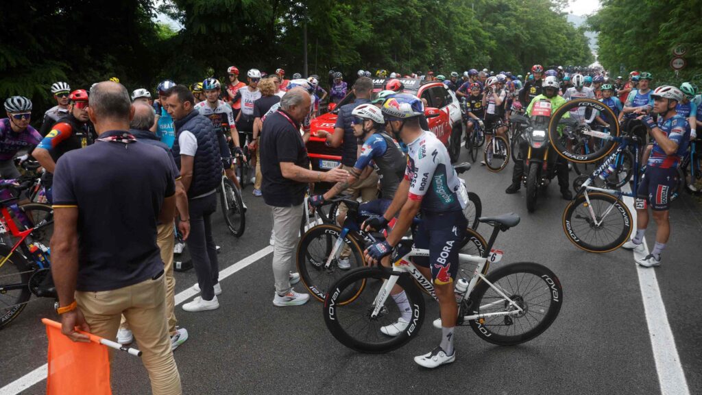 Dramatic Late GC Attack Shakes Up Stage 11 of the Giro d’Italia