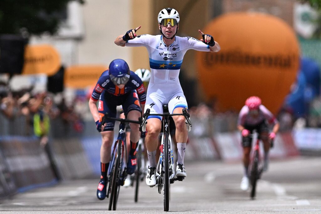 Race Leader Survives Dramatic Late Crash Unscathed in Giro d’Italia Women Stage 3