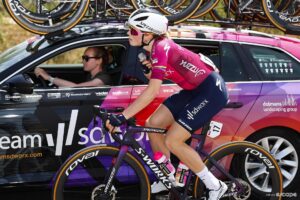Cycling Legend Vos Triumphs in a Thrilling Women’s Tour de France Opening Stage