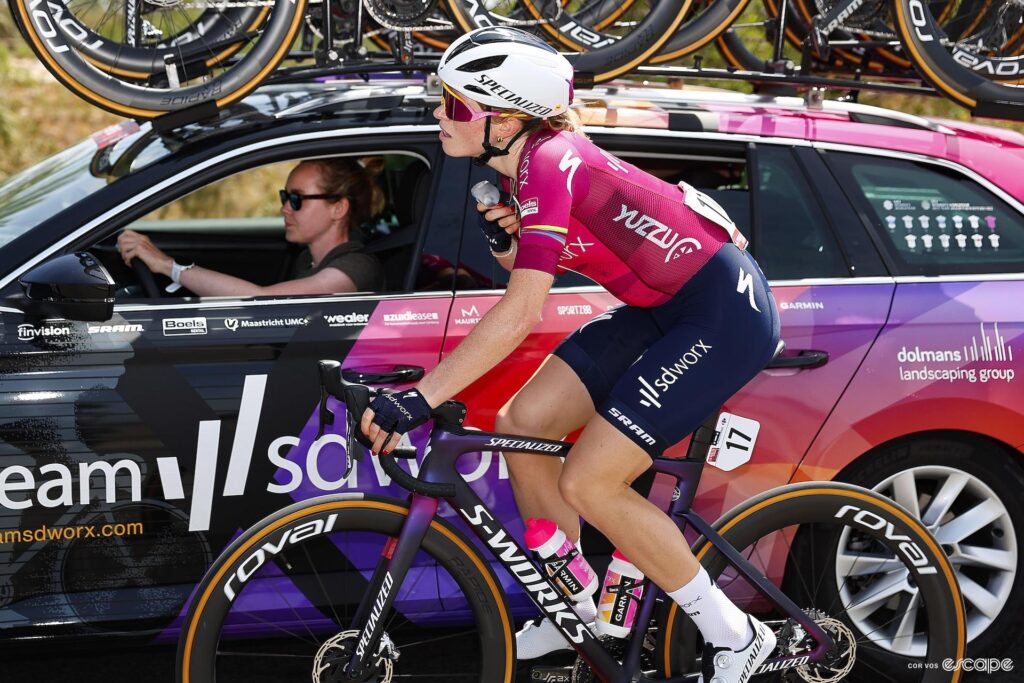 Cycling Legend Vos Triumphs in Thrilling Late Attack to Win Opening Stage of Women’s Tour de France