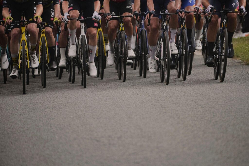 Riders Caught Sneaking Back into Tour de Guadeloupe Peloton Face Immediate Disqualification – Watch the Shocking Moment!