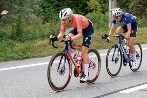 Vollering Fights Through Neck Pain to Keep Yellow Jersey Dreams Alive