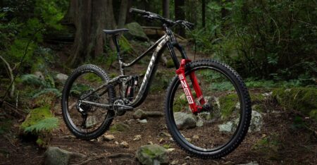 Giant Launches Limited-Edition Reign SE with Eye-Catching Black Lightning Finish, Perfect for Bike Parks