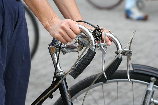 Why Riding a Fixed Gear Bike Instantly Proves You’re a Cut Above Anyone on a Carbon Superbike Riding a fixed is the best way to telegraph your superiority over someone on a carbon superbike