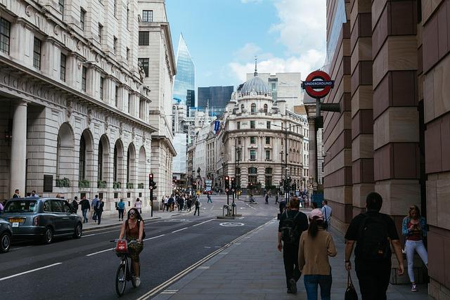 How a Police Warning Video Changed the Way I Ride Through London’s Streets Forever I watched the video shown to rule-breaking cyclists by the police in London, and I’ll never ride through a red light again