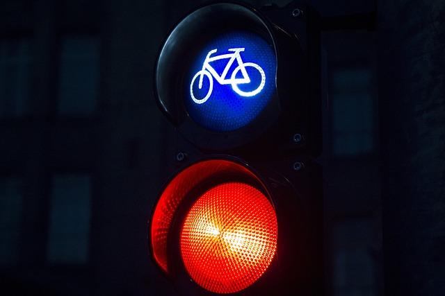 Lezyne Radar Pro 300: Ultimate Power, Smart Brake Light, and Fast-Release Mount Combined! Lezyne Radar Pro 300 Combines Big Battery, Automatic Brake Light & Quarter-Turn Mount at the Same Price?